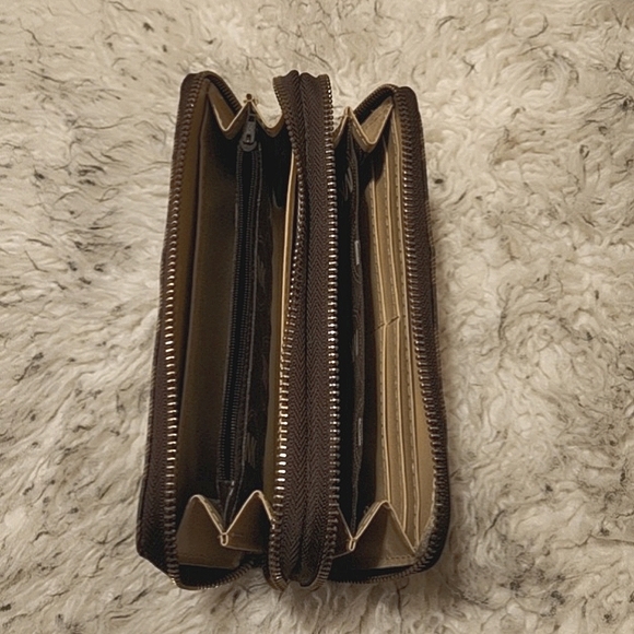 Michael Kors Logo Wallet - Picture 6 of 9